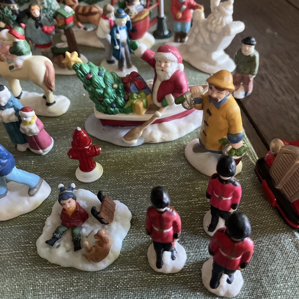 Christmas Village Figures Lot Unbranded ?O'Well Christmas Valley? 45+ Pieces - Picture 13 of 15